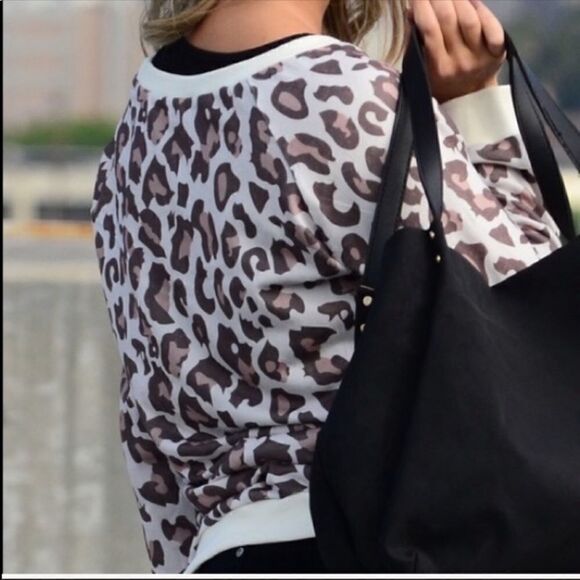 Leopard Printed Crew Neck Top - Picture 4 of 6